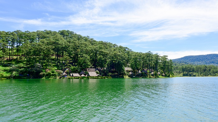 Hồ Tuyền Lâm có vẻ đẹp trong veo như mơ như mộng